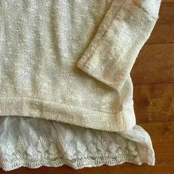Others Follow  | Oversized lightweight cream lace top sweater size M - Picture 2 of 3